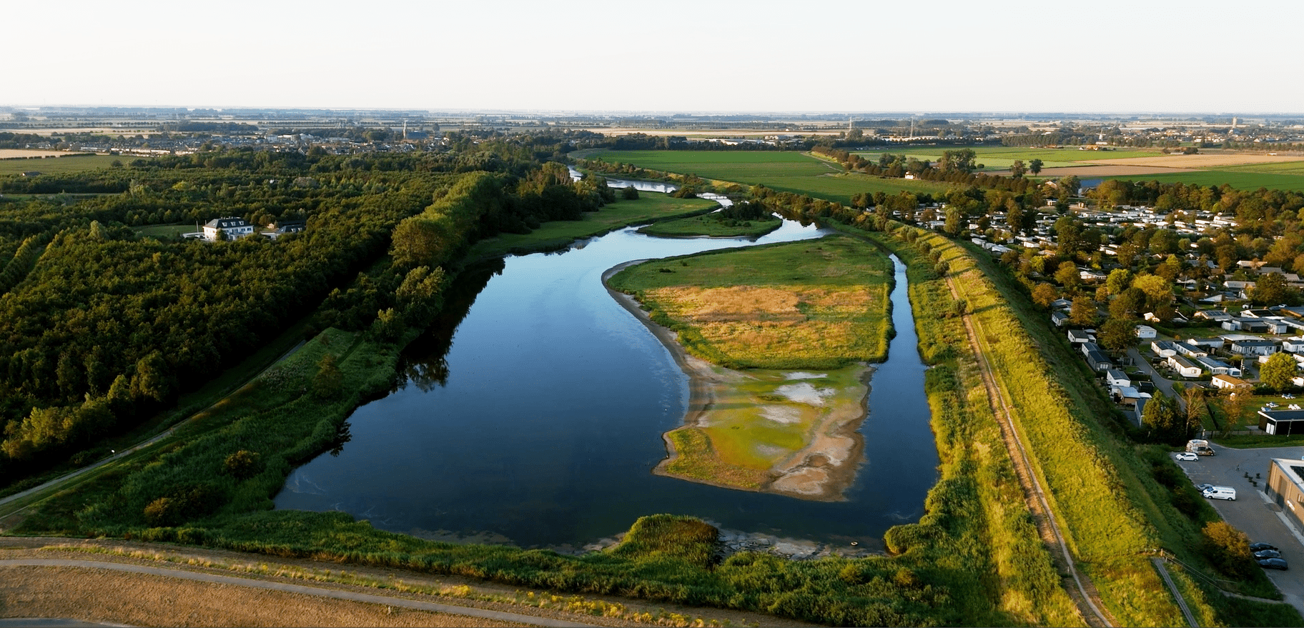 Dronebeeld Zeeuwse Parel bungalowpark in Zeeland