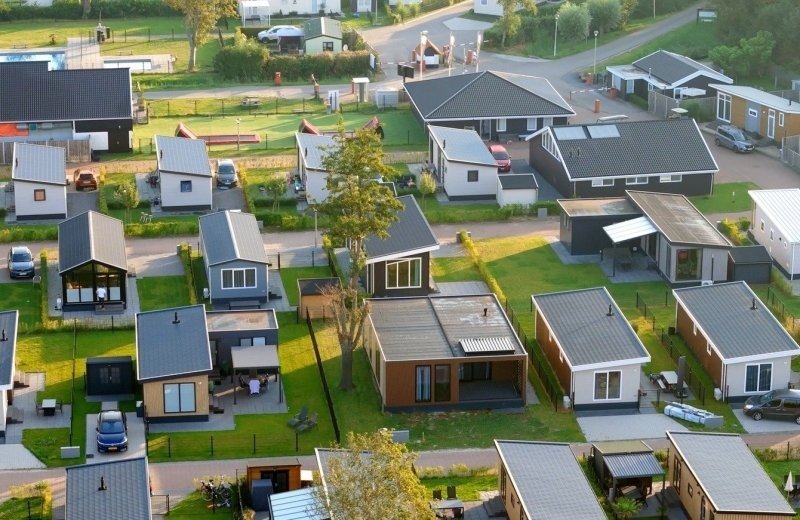 Vakantiepark met padelbaan in zeeland drone